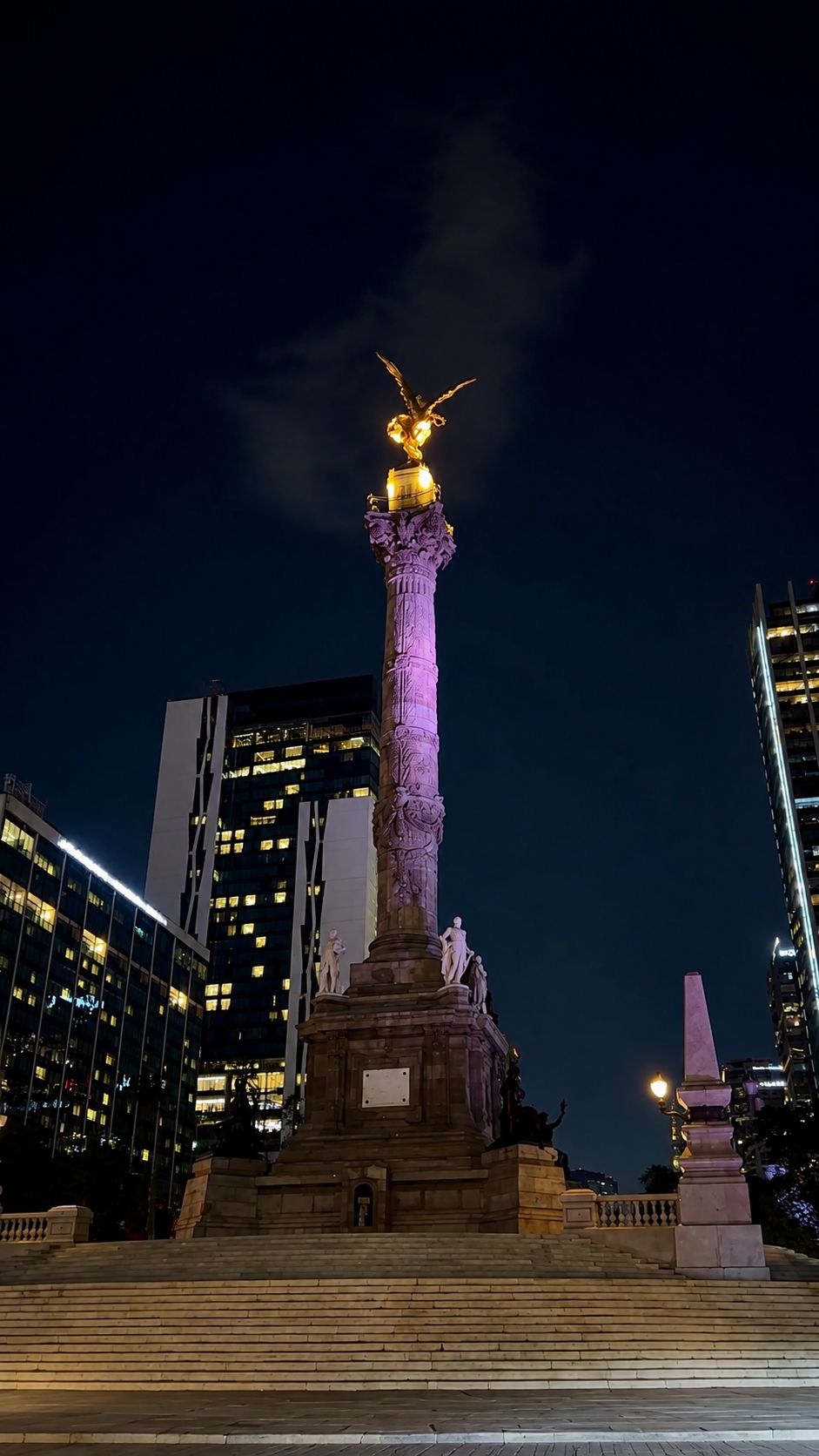 Ángel de la Independencia iluminado de noche en Ciudad de México.