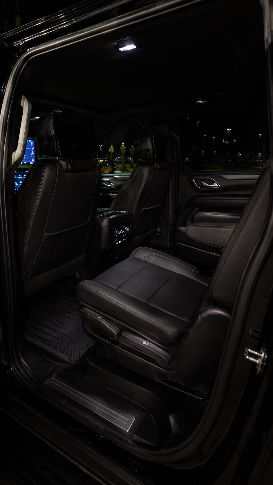 Interior trasero de una SUV premium con asientos de piel negra y espacio amplio.